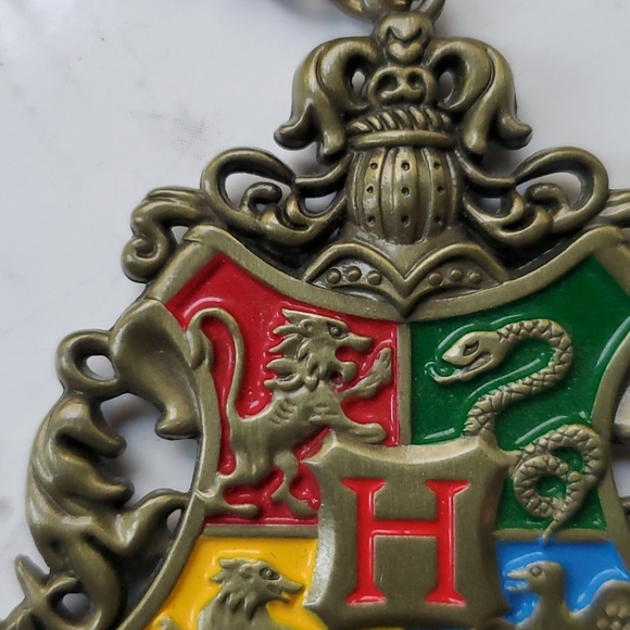 Harry potter hogwarts coat of arms crest Keychain - Picture 7 of 16